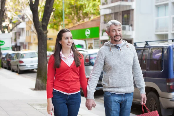 Couple walking with bags — Stock Photo, Image