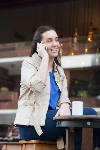 Donna utilizzando il telefono — Foto Stock