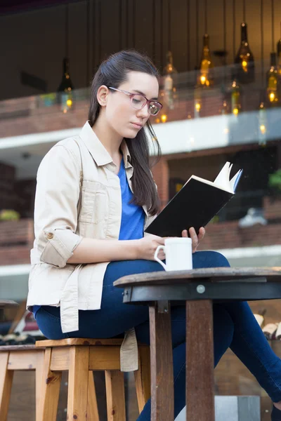 Frau trinkt Kaffee und liest — Stockfoto