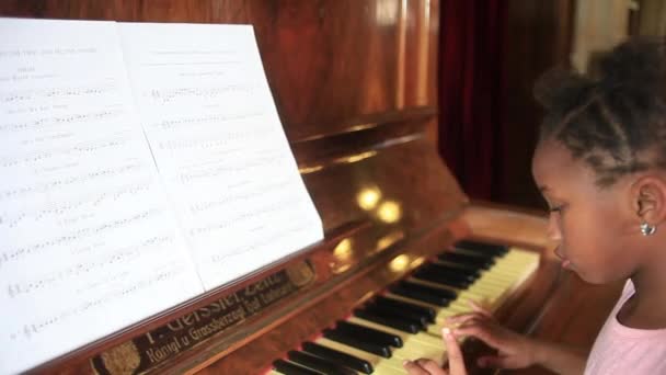 Girl playing piano — Stock Video