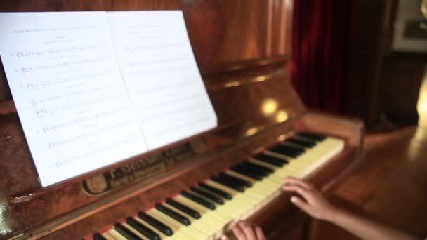 Chica tocando piano — Vídeo de stock