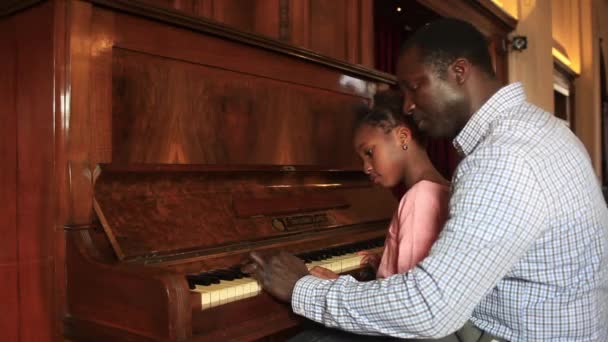 Padre enseñando piano — Vídeo de stock