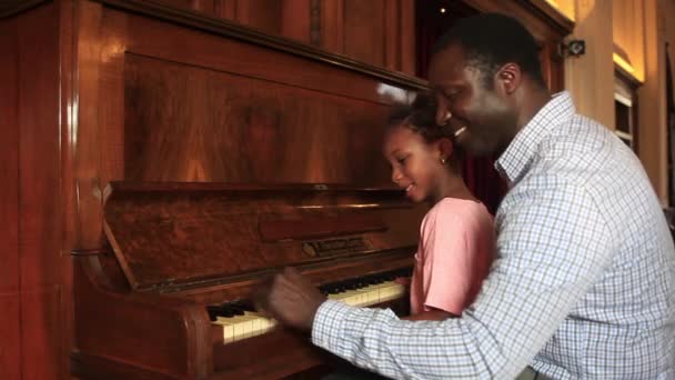 Padre enseñando hija — Vídeo de stock