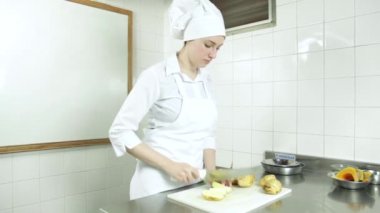 kadın kesme patates