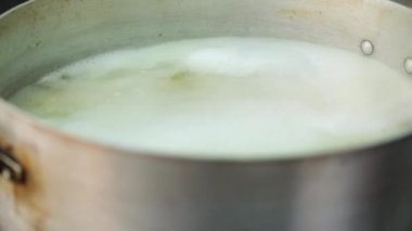 Kaynar suda pişirme spagetti