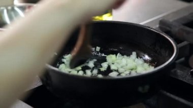 Soğan salata soslarında kadın