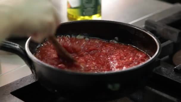 Mujer cocinar salsa de tomate — Vídeo de stock