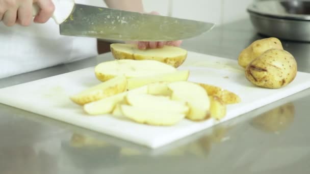 Mulher cortando batatas — Vídeo de Stock