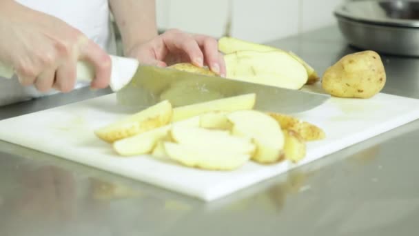 Woman cutting potatoes — Stock Video