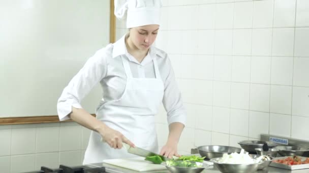 Woman cutting peppers — Stock Video