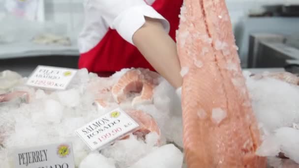 Mujer mostrando un gran salmón — Vídeos de Stock