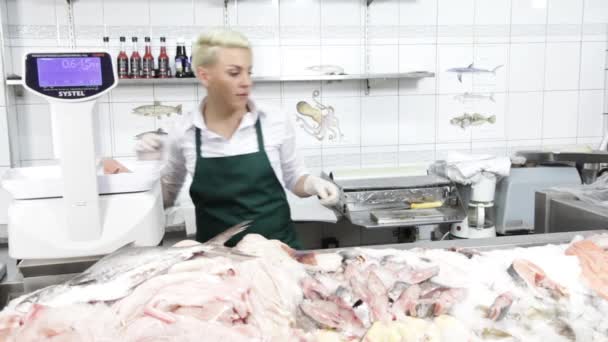 Pescadora vendiendo pescado — Vídeo de stock