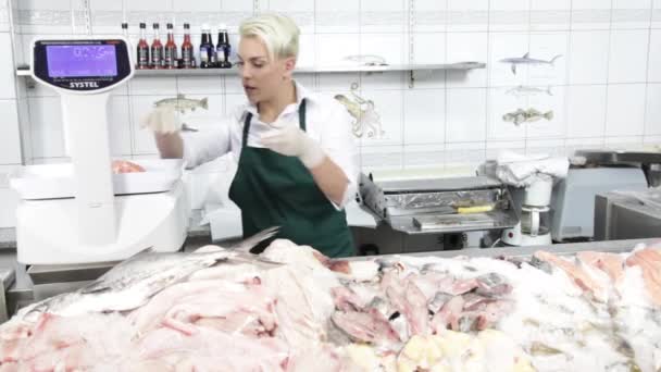 Mujer vendiendo pescado — Vídeo de stock