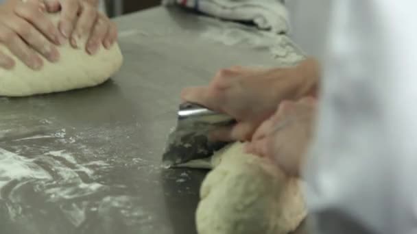 Руки замішують тісто — стокове відео
