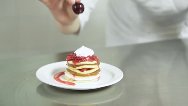 Шеф-повар украшает вкусный десерт — стоковое видео