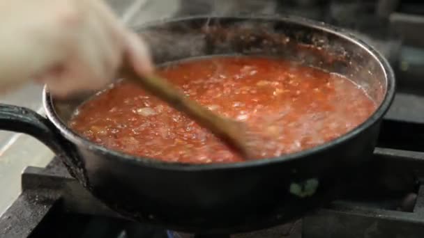 Salsa di pomodoro bollente — Video Stock