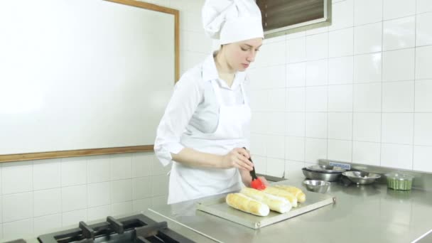 Mujer puting aceite — Vídeos de Stock