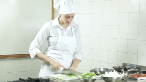 Woman cutting peppers — Stock Video