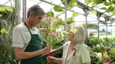 yardım etmek isteyen çalışan kadın