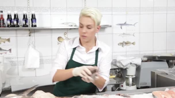 Женщина взвешивает рыбу — стоковое видео