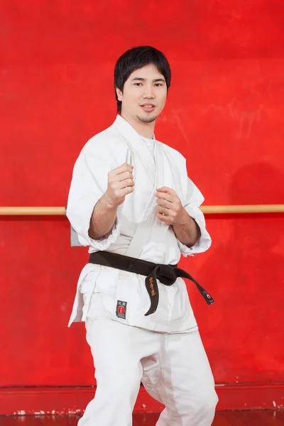 Człowiek ćwiczyć karate — Zdjęcie stockowe