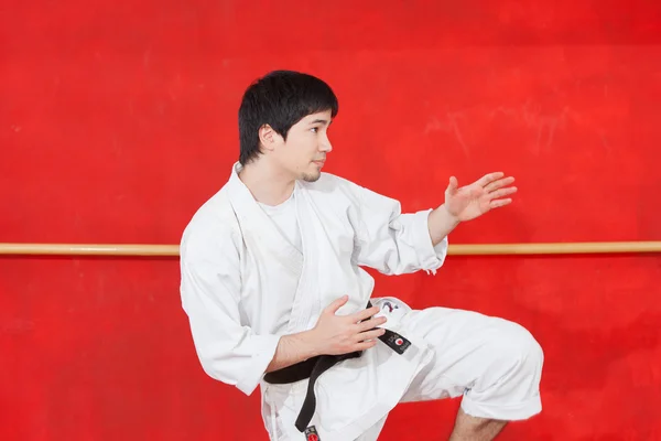 Człowiek ćwiczyć karate — Zdjęcie stockowe
