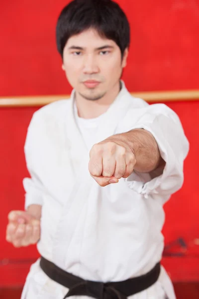 Man beoefenen van karate — Stockfoto