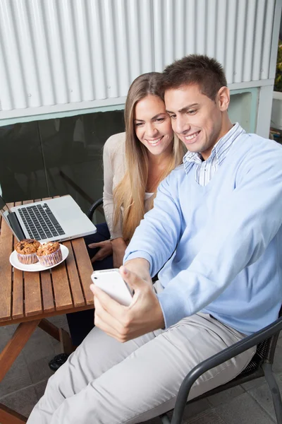 Pareja tomando una selfie —  Fotos de Stock