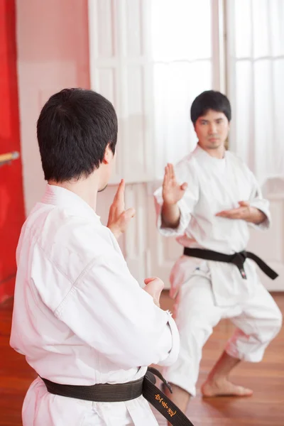 Mann praktiziert Karate — Stockfoto