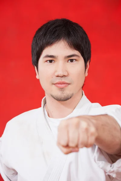 Férfi gyakorló karate — Stock Fotó