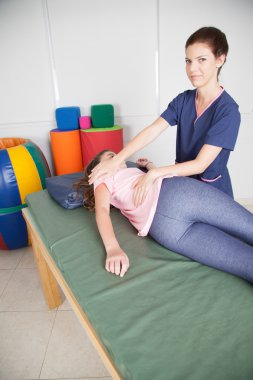 Fizyoterapist omuz Masaj 