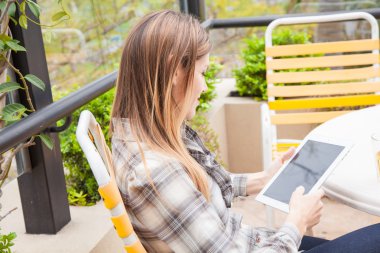 Tableti kullanan kadın