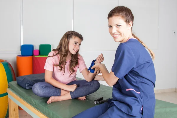 Terapia para lesiones en la mano — Foto de Stock