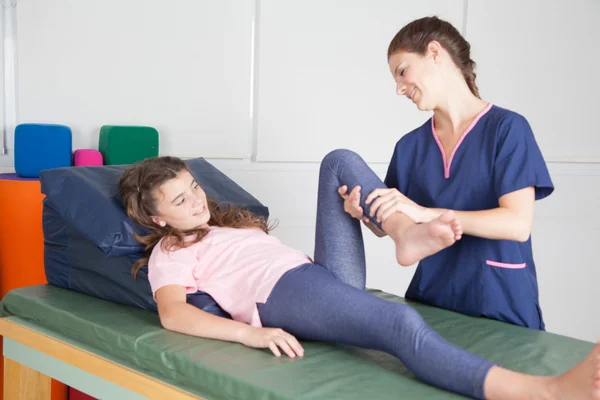 Terapeuta dando un masaje en las piernas — Foto de Stock