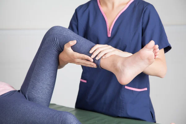 Terapeuta dando un masaje en las piernas — Foto de Stock