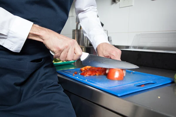 Hombre cortando un tomate — Foto de Stock