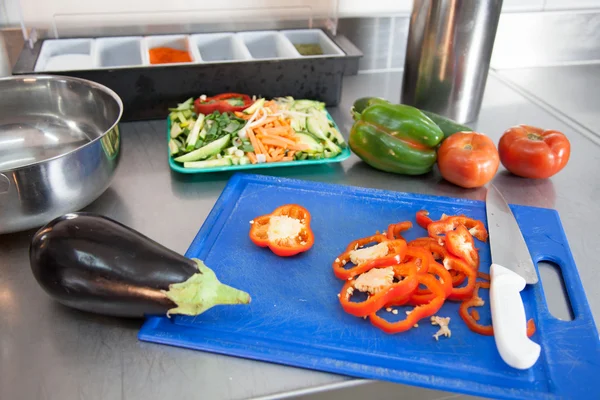 Hortalizas y cuchillo en cocina — Foto de Stock