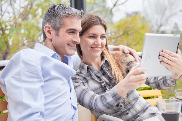 Couple taking a photo — Stock Photo, Image