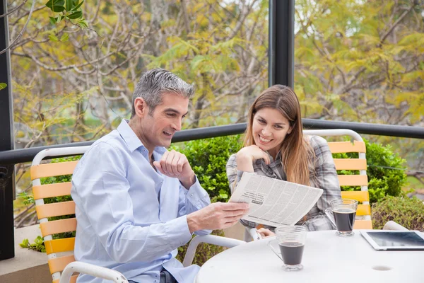 Couple reading the newspaper — Stock Photo, Image