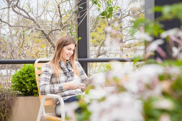 Donna che utilizza la compressa — Foto Stock