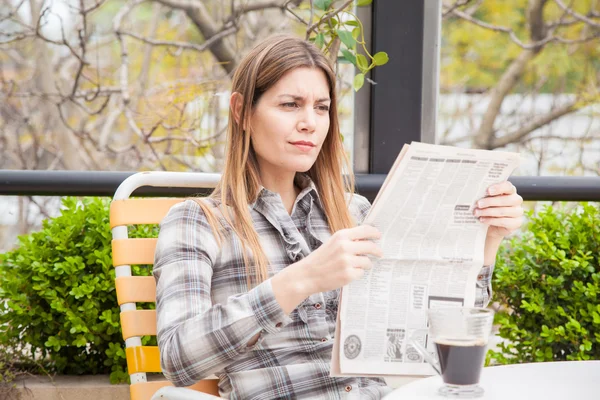 Újságot olvasott nő — Stock Fotó