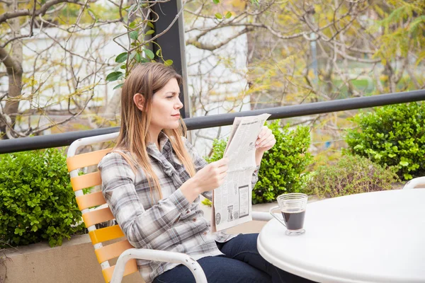 Vrouw leest de krant — Stockfoto