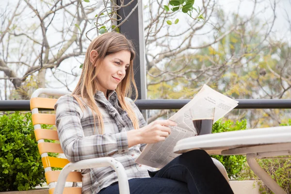 Vrouw leest de krant — Stockfoto