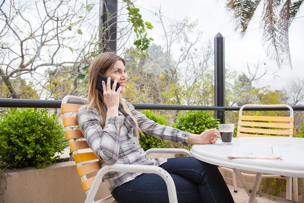 Donna utilizzando il telefono — Foto Stock