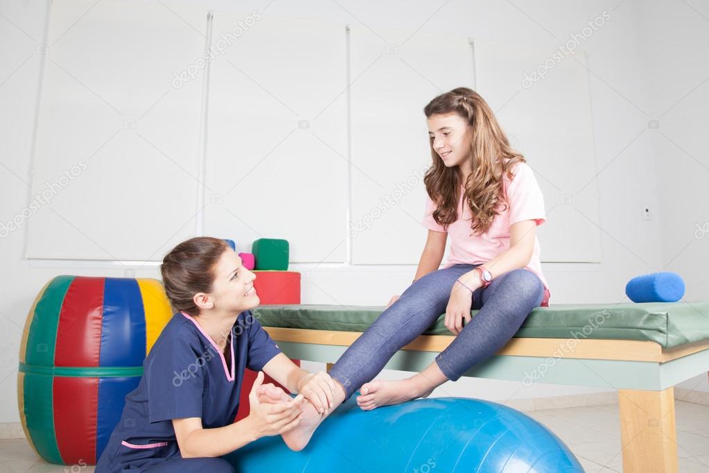 Physical Therapist giving massage — Stock Photo © Implementar 107224148