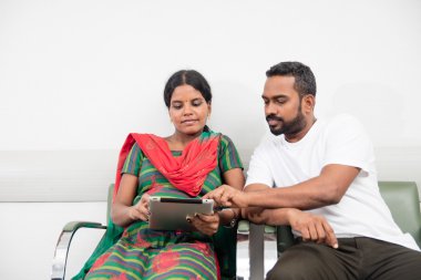 erkek ve kadın dijital tablet kullanma