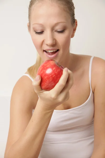 Femme mangeant une pomme — Photo