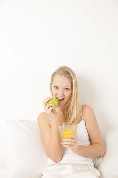 Mujer comiendo una manzana —  Fotos de Stock