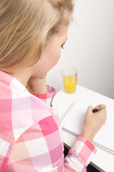 Woman writing in her notebook — Stock Photo, Image