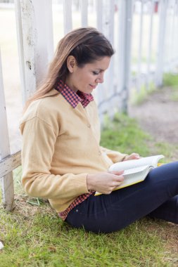 Kitap okuyan bir kadın.